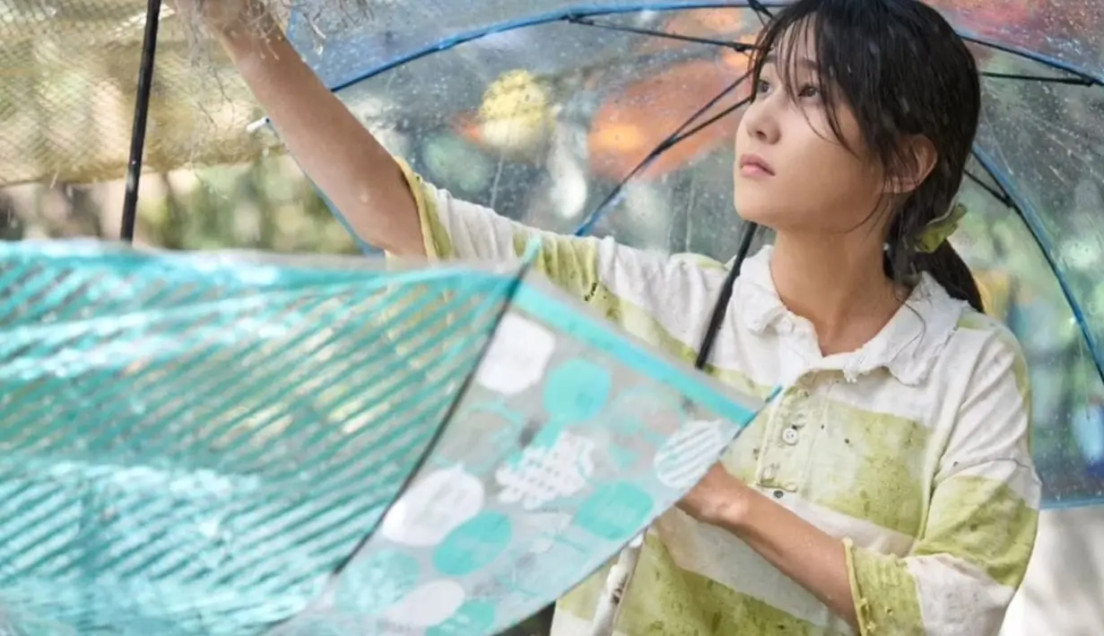 Seo Mok Ha menampung air hujan saat bertahan hidup di Castaway Diva. Dia menggunakan air itu untuk keperluan sehari-harinya di pulau tak berpenghuni. (Foto: Instagram/ eunbining0904)