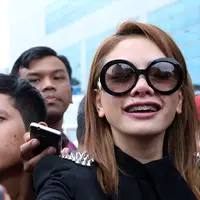 "Saat ini saya yang merasa dirugikan. Kenapa saya dirugikan? Karena saya punya keluarga besar. Saya single parent, punya anak dua. Nama saya sudah jelek di luar sana. Orang-orang mengejek saya PSK dan sebagainya," ucap Nikita. (Deki Prayoga/Bintang.com)