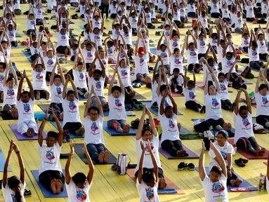 Ribuan peserta mengikuti latihan yoga di Lapangan Independen di Kuala Lumpur, Malaysia (2/7). Dalam acara ini 3.000 peserta ikut berpatisipasi. (AP Photo / Daniel Chan)