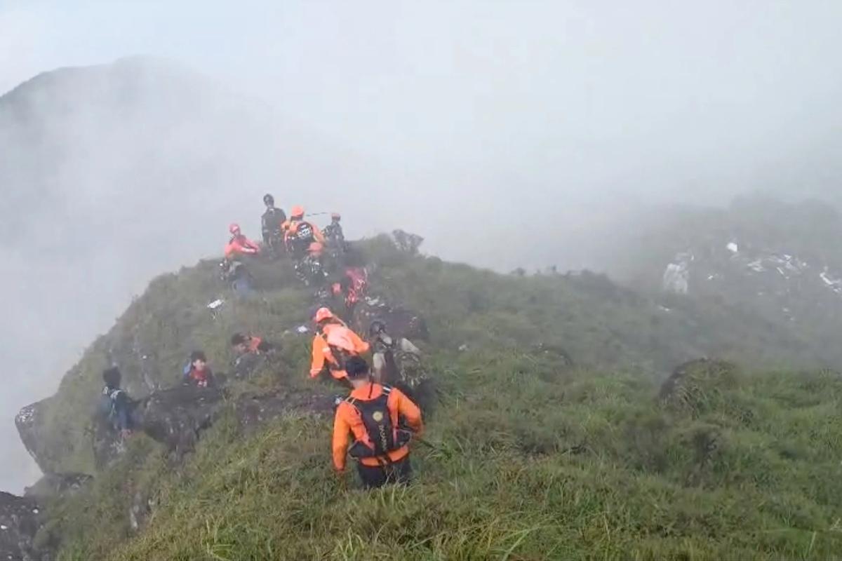 FOTO: Pesawat ATR Ditemukan di Pegunungan Bulusaraung. Tim SAR Lanjutkan Evakuasi