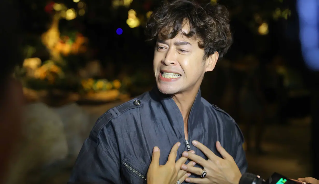 "Itu tumben-tumbenan lho baterai handphone gue habis, itu jarang sekali lho. Dari twitter, facebook, instagram, ternyata Ayu Ting Ting penyebabnya," ujar Dave Hendrik saat ditemui di kawasan Senayan, Jakarta, Senin (7/8/2017). (Nurwahyunan/Bintang.com)