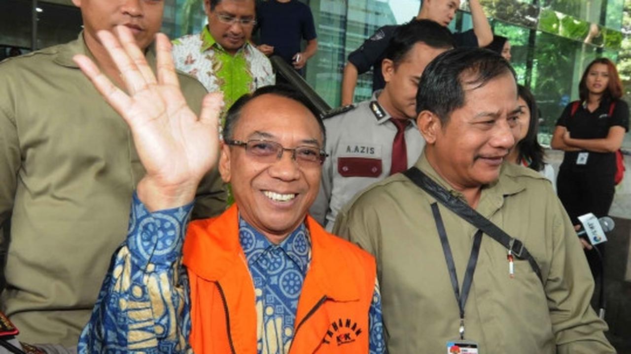 Keluar dari KPK, Jero Wacik tebar senyuman usai diperiksa
