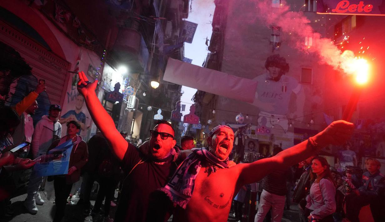 Suporter berpesta setelah Napoli berhasil menyabet gelar juara liga Italia Serie A di musim 2022/2023. (AP Photo/Andrew Medichini)