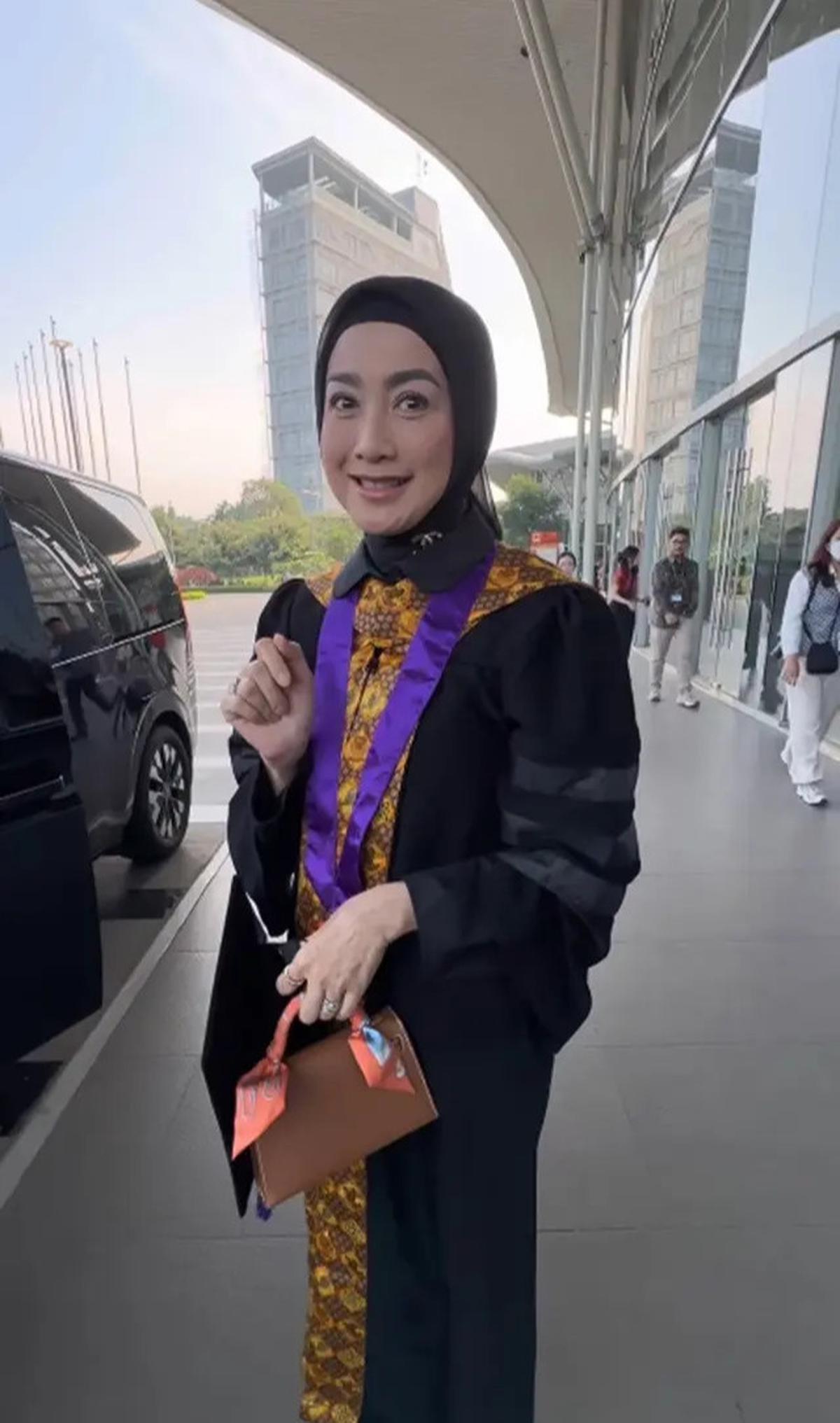 Potret Desy Ratnasari Wisuda S3, Resmi Menyandang Gelar Doktor