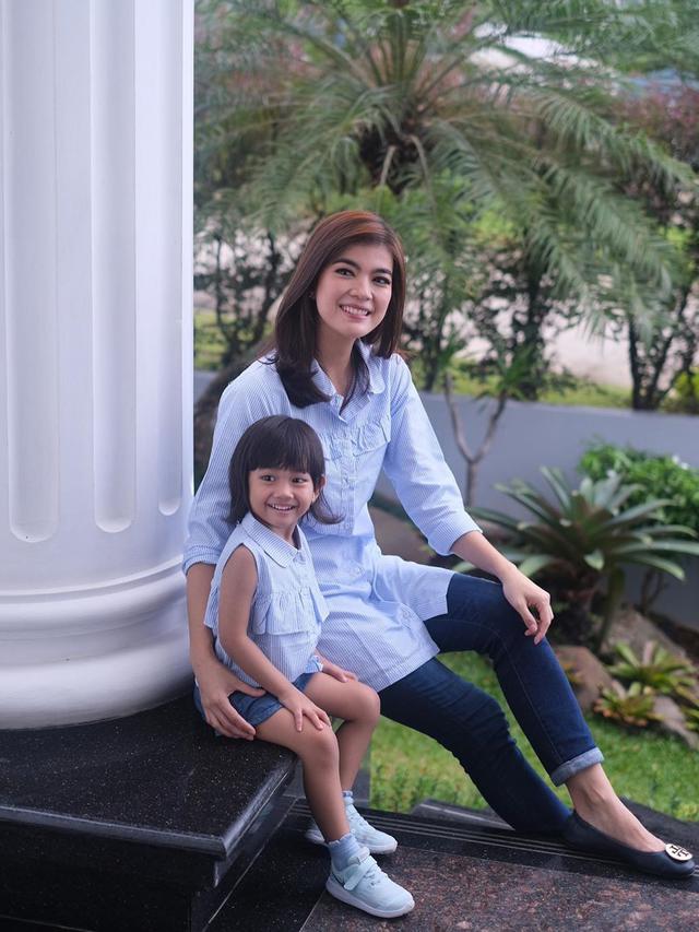 7 Gaya Raya Kohandi dan Putrinya Pakai Baju Kembar Ini Stylish Banget