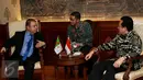 Ketua DPD RI Irman Gusman (kanan) berbincang dengan Duta Besar Aljazair AbdelKader Aziria (kiri) di Kompleks Parlemen, Jakarta, Senin (2/11/2015). Pertemuan untuk menjalin kerjasama diplomatik antar lembaga dan negara. (Liputan6/Johan Tallo)