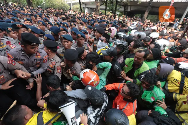 Aksi Mahasiswa Menuju DPR Diwarnai Saling Dorong dengan Polisi