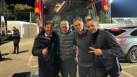 Pelatih Roma Jose Mourinho berfoto dengan direktur Tiago Pinto di depan bus timnya usai kemenangan 1-0 atas Spezia Stadion Alberto Picco, Senin (28/2/2022) dini hari WIB. Mourinho menyaksikan laga di dalam bus. (foto: josemourinho)