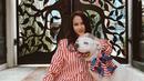Dalam akun instagramnya, kerap kali Jannisa membagikan momen saat ia bersama anjing peliharannya tersebut. Si bule ini bahkan sering di dandani dan diajak tidur bersama oleh Jannisa.  (Liputan6.com/IG/janisaas)