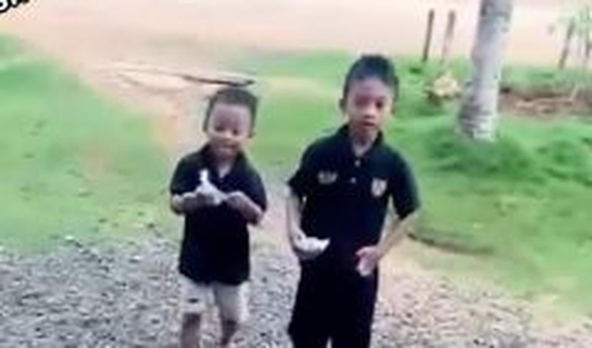 Dua bocah datang menghampiri seorang pria. <br>