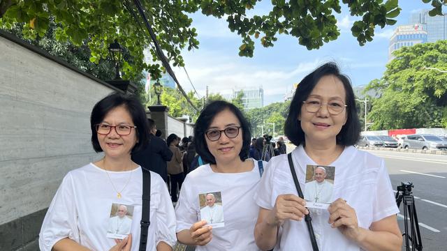sekelompok jemaah dari Gereja Maria Bunda Perantara Paroki Cideng Jakarta yang kompak mengenakan baju putih.