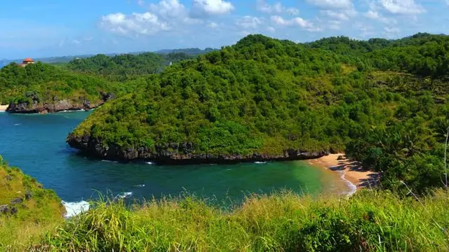 Pesona Pantai Kasap Pacitan (sumber: pacitankab.go.id)