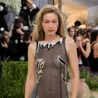 Gigi Hadid Tampil Glamor di Met Gala 2026 dengan gaun transparan. Photo by JULIAN HAMILTON / GETTY IMAGES NORTH AMERICA / GETTY IMAGES VIA AFP
