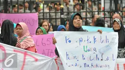 Ratusan nelayan gelar demo menolak reklamasi teluk Jakarta di depan kantor DPRD DKI Jakarta, Kamis (28/1/2016). Mereka menyampaikan kekhawatirannya terhadap reklamasi yang bisa menyulitkan mencari ikan. (Liputan6.com/Yoppy Renato)