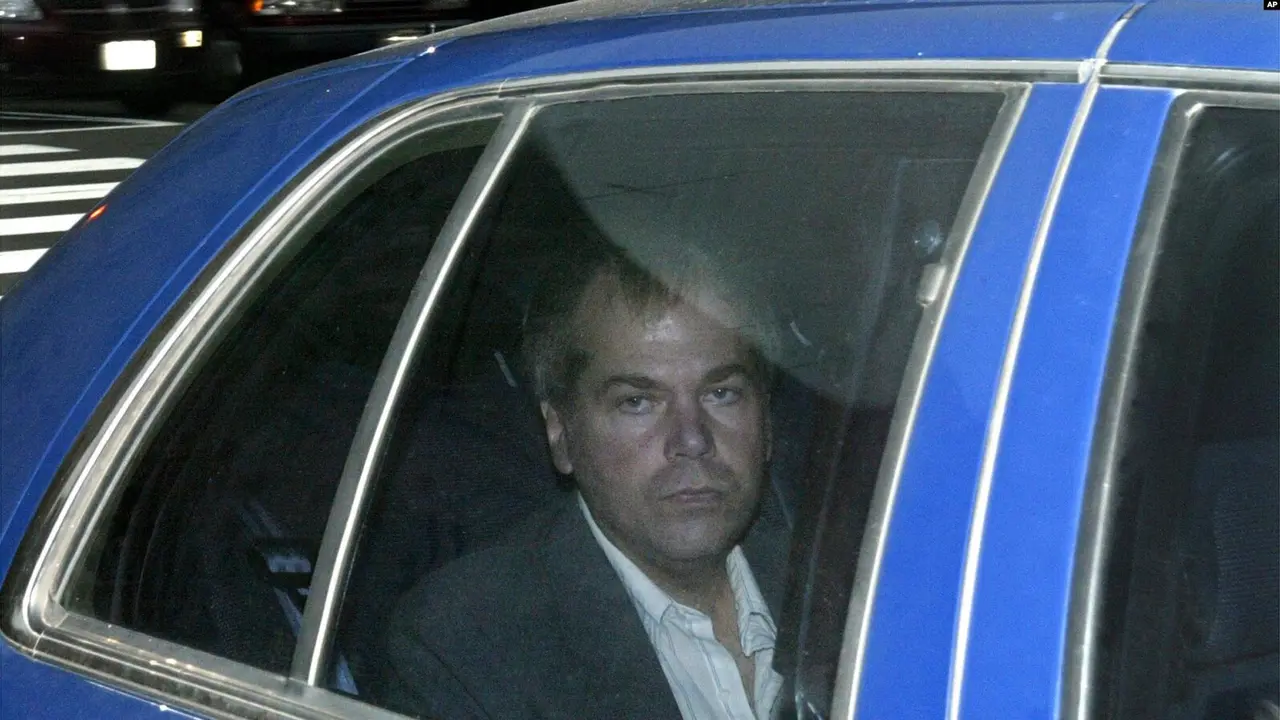 John Hinckley Jr., pria yang mencoba membunuh Presiden Ronald Reagan, tiba di Pengadilan Distrik di Washington untuk menjalani persidangan kasusnya pada 18 November 2003. (Foto: AP/Evan Vucci)