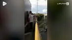 Paramedis bernama Richard Parra berhasil menggagalkan aksi bunuh diri yang dilakukan seorang pria di jembatan layang Puente de los Mil Dias di Cali, Kolombia.