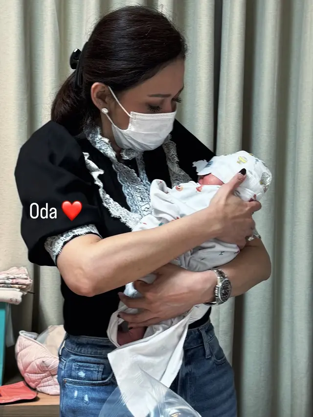 Maia Estianty saat gendong Sang Cucu. [@maiaestiantyreal]