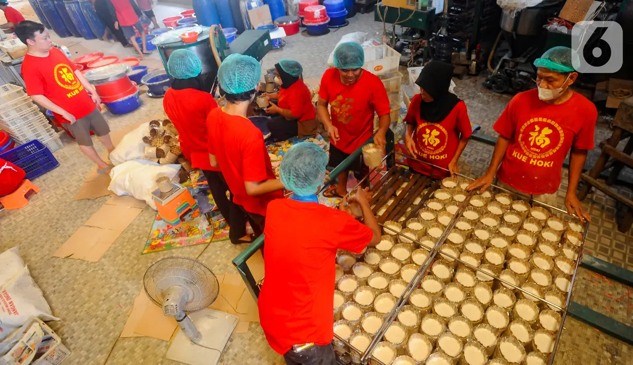 Kue Keranjang merupakan salah satu makanan khas yang dianggap wajib tersedia dalam perayaan Tahun Baru Imlek. Dalam bahasa Mandarin, Kue Keranjang disebut Nian Gao. (merdeka.com/Arie Basuki)