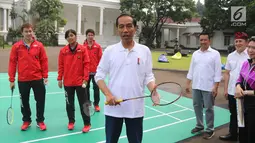 Presiden Joko Widodo (Jokowi) bersiap bermain bulu tangkis‎ ketika perayaan Hari Sumpah Pemuda di Istana Bogor, Sabtu (28/10). Dalam peringatan itu, Jokowi mengumpulkan pemuda dari seluruh Indonesia di Istana Bogor. (Liputan6.co/Angga Yuniar)