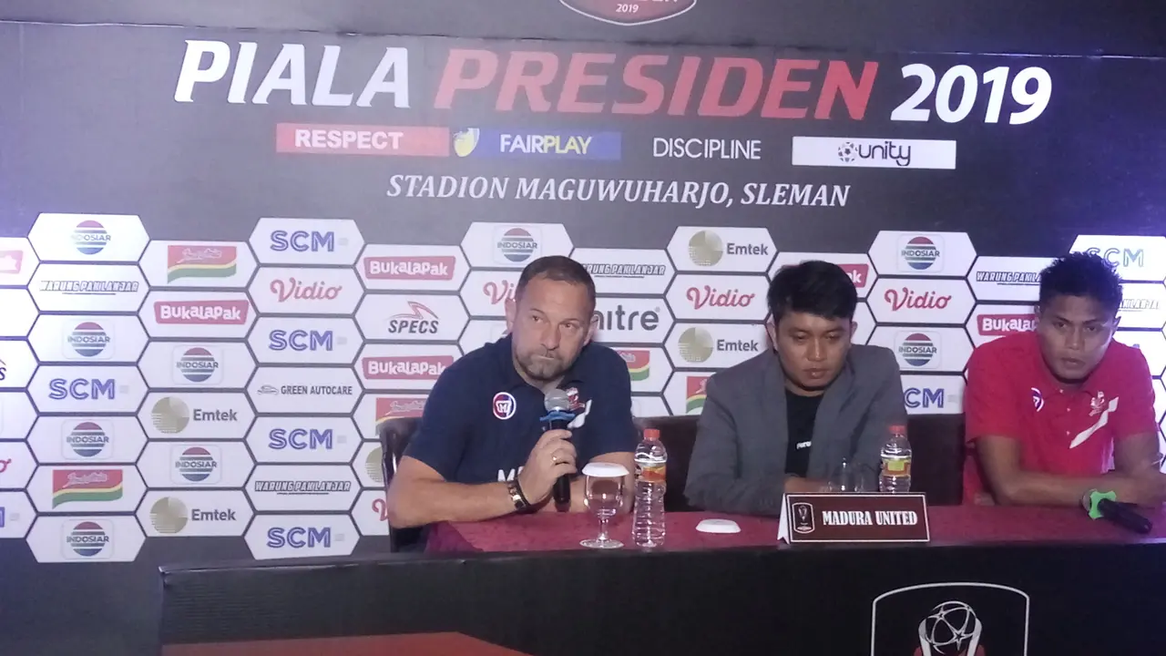 Pelatih Madura United, Dejan Antonic (kiri) dan Fachrudin Aryanto saat jumpa pers Piala Presiden 2019 di Sleman, Senin (4/3). (Liputan6.com/Switzy Sabandar)
