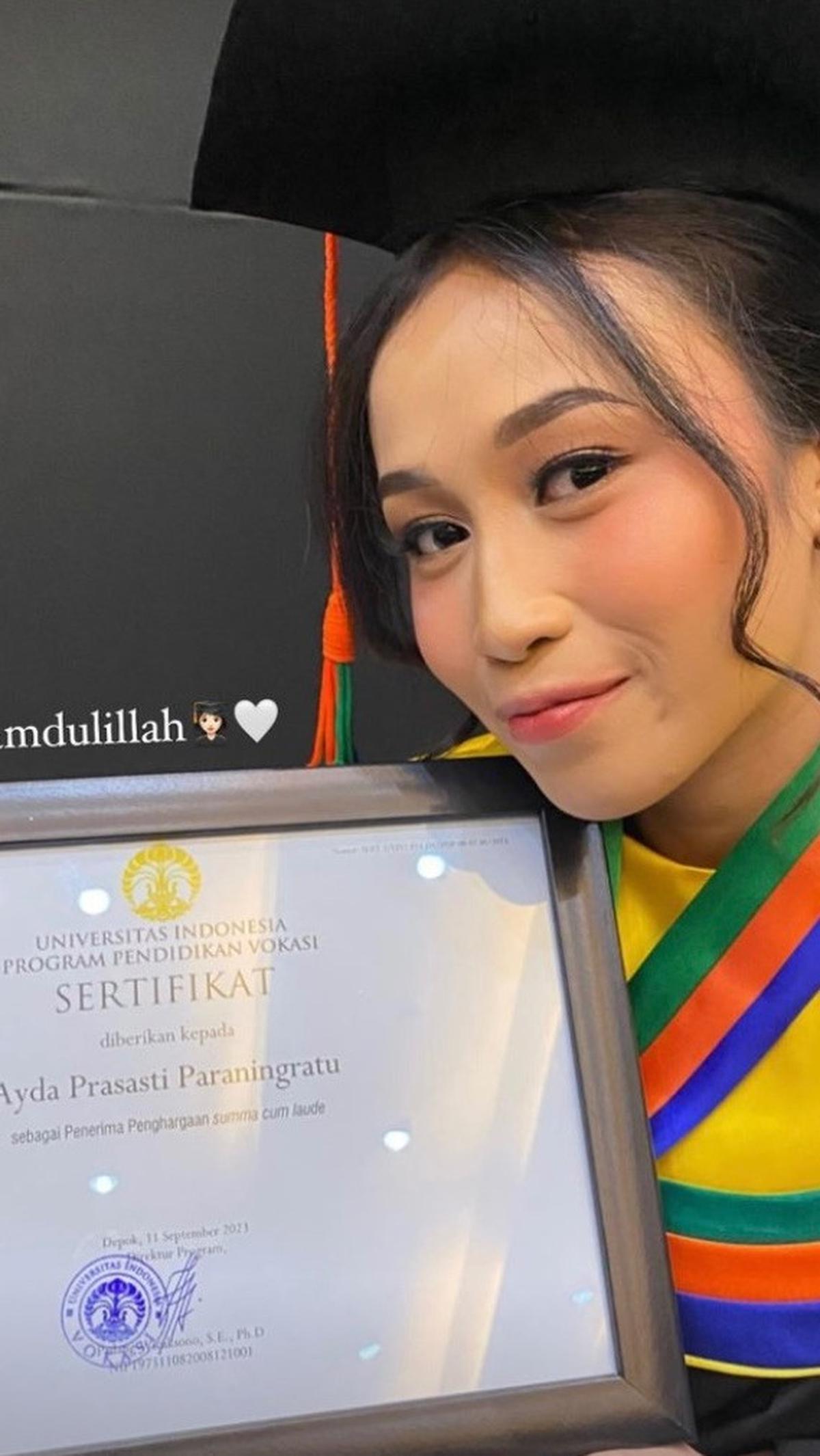 Saat di bangku kuliah, Sasti aktif di organisasi kampus. Ia memiliki jabatan di beberapa organisasi kampus.