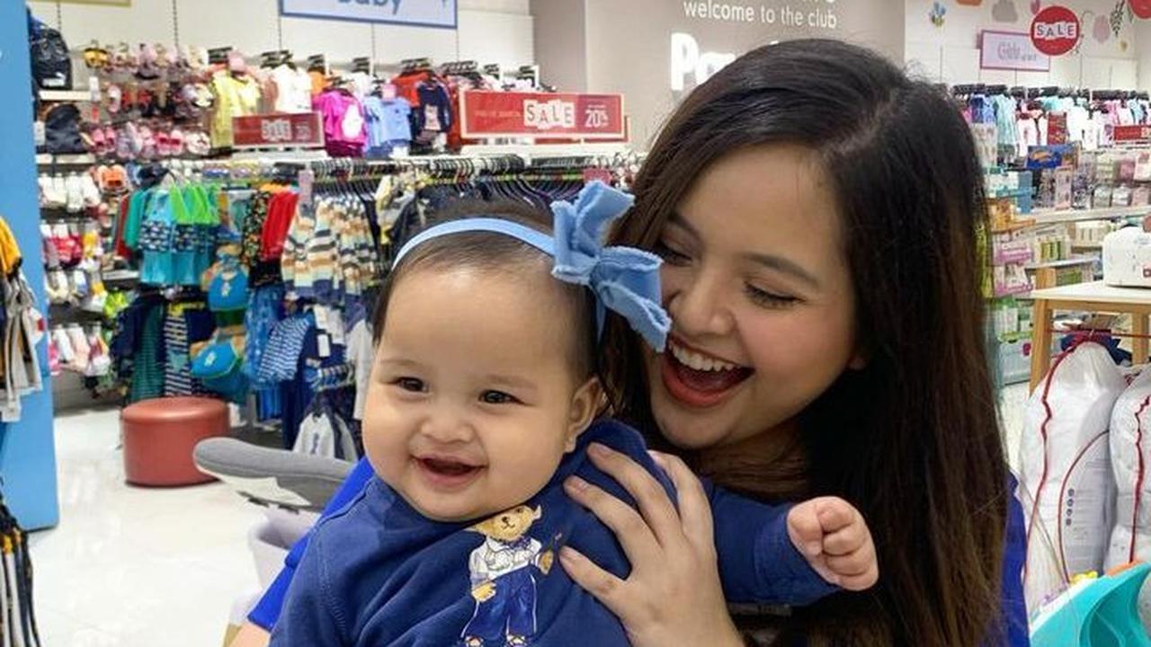 Potret Baby Shafanina ternyata begitu mirip dengan sang kakak, Arrasya Wardhana Bachtiar. Baby Shafanina bahkan disebut Arrasya versi cewek. Tampak momen Tasya Kamila saat menggendong sang buah hati tercinta.