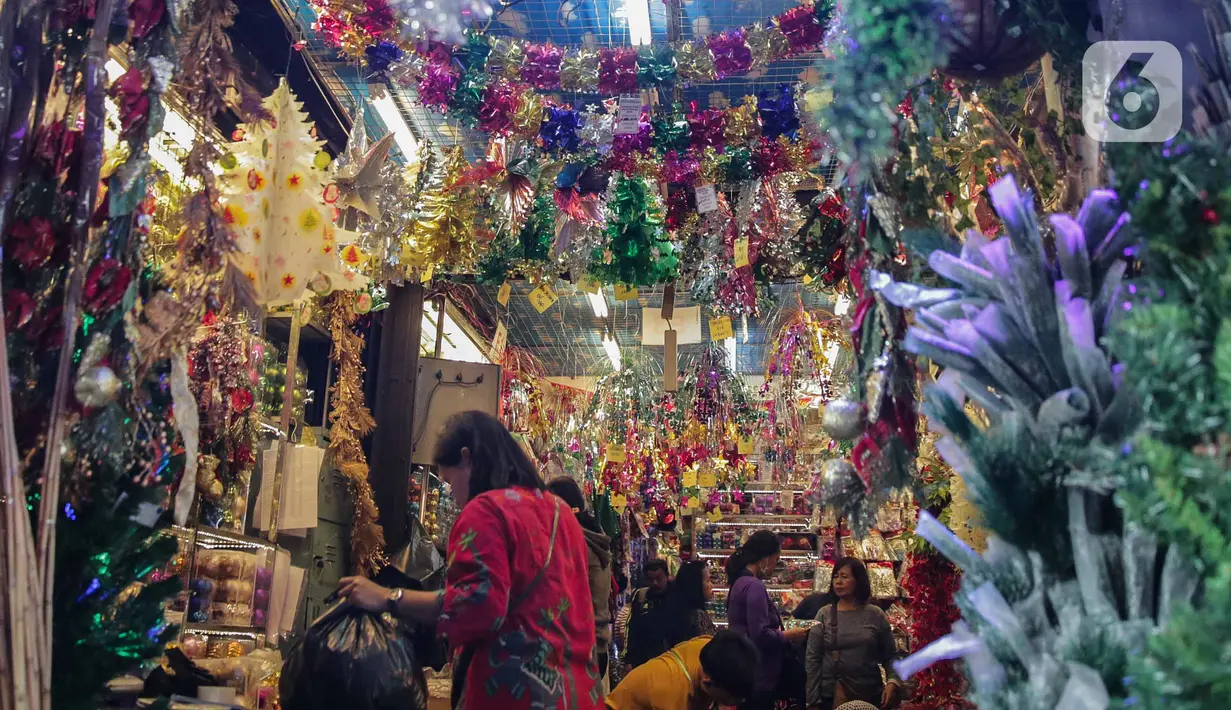 Suasana toko pernak-pernik Natal di Pasar Asemka, Glodok, Jakarta, Kamis (12/12/2019). Umat Kristiani mulai mendatangi pusat perbelanjaan untuk berburu pernak-pernik penghias rumah dan pohon Natal. (Liputan6.com/Faizal Fanani)
