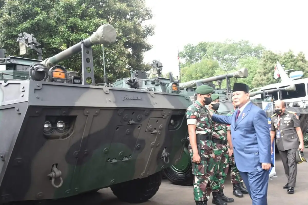 Menteri Pertahanan Prabowo Subianto menyerahkan berbagai kendaraan fungsi khusus buatan PT Pindad secara simbolis kepada Kasad, Jenderal TNI Dudung Abdurachman. (Dok Pindad)