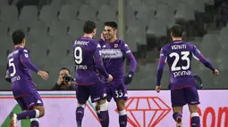 Penyerang Fiorentina, Riccardo Sottil (kedua kanan) berselebrasi usai mencetak gol gawang Sampdoria pada pertandingan lanjutan Liga Serie A Italia di stadion Artemio Franchi di Firenze, Italia (30/11/2021). Fiorentina kini menempati peringkat keenam dengan 24 poin. (Massimo Paolone/LaPresse via AP)