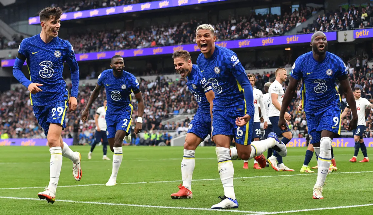 Chelsea menjadi klub Liga Inggris dengan pengeluaran terbesar dalam 22 tahun terakhir, yaitu €2,44 miliar. Sejak diambil alih oleh Roman Abramovich pada tahun 2003, The Blues menjadi klub dengan banyak koleksi trofi juara, seperti 5 gelar Liga Inggris dan satu Liga Champions. (AFP/Justin Tallis)
