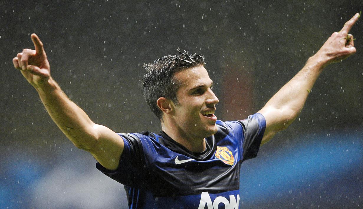 2. Robin van Persie - Striker tajam asal Belanda ini meninggalkan Arsenal demi bergabung dengan Sir Alex Ferguson. Tak butuh lama, di musim 2012-2013, ia langsung mendapatkan trofi Premier League  yang sudah diidamkannya. (AFP/Miguel Riopa)