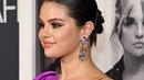 Selena Gomez berpose saat menghadiri pemutaran film "Selena Gomez: My Mind And Me" selama malam pembukaan AFI Fest 2022 di TCL Chinese Theatre di Hollywood, California pada 02 November 2022. Selena juga melengkapi penampilannya dengan rambut cokelatnya dalam updo yang elegan dan mengenakan sepasang anting-anting panjang yang mempesona. (Jon Kopaloff/Getty Images/AFP)