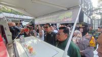 Kepala Badan Pangan Nasional (Bapanas) Arief Prasetyo Adi meninjau SPPG di Pasir Angin, Bogor, Selasa (24/6/2025). (Liputan6.com/Achmad Sudarno).