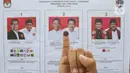 Warga menunjukkan jari yang sudah dioleskan tinta usai menggunakan hak pilihnya pada Pemilihan Kepala Daerah (Pilkada) di Tempat Pemungutan Suara (TPS) TPS 046, Cipete Selatan, Jakarta Selatan, Rabu (27/11/2024). (Liputan6.com/Herman Zakharia)