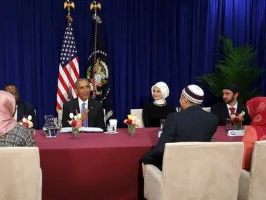 Presiden AS, Barack Obama (tengah) berbincang dengan tokoh masyarakat Muslim Amerika di masjid Islamic Society of Baltimore, Catonsville, Maryland, Rabu (3/2/2016). Ini kunjungan pertama Obama sejak dua periode menjadi Presiden. (REUTERS/Jonathan Ernst)