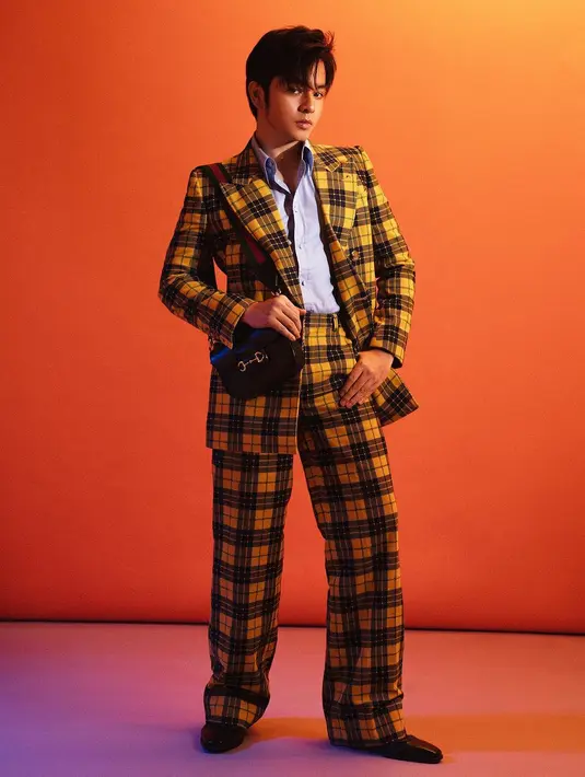 Angga Yunanda tampil bold dengan setelan blazer kotak-kotak berwarna kuning dan celananya yang serasi. Penampilannya ini dipadukan dengan kemeja biru muda polos. [Foto: Instagram/winstongomez]
