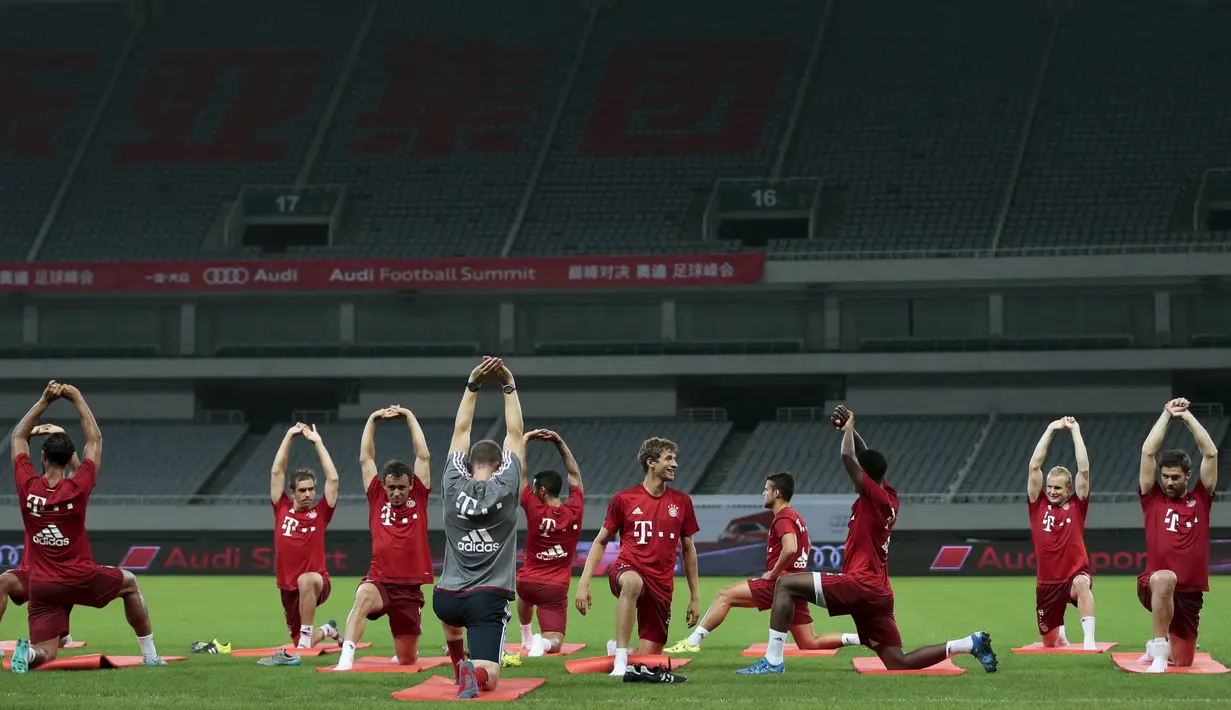 Para pemain Bayern Muenchen saat melakukan latihan jelang pertandingan persahabatan melawan Inter Milan di Shanghai, China (19/7/2015). Bayern mengunjungi Cina untuk menggelar Tur Pra-musim. (REUTERS/Aly Song)