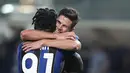 Gelandang Atalanta, Matteo Pessina memeluk rekannya Duvan Zapata usai mencetak gol ke gawang Young Boys pada pertandingan grup F Liga Champions di Stadion Gewiss di Bergamo, Italia, Kamis (30/9/2021). Hasil ini membuat Atalanta berada di puncak klasemen dengan empat poin. (AP Photo/Luca Bruno)
