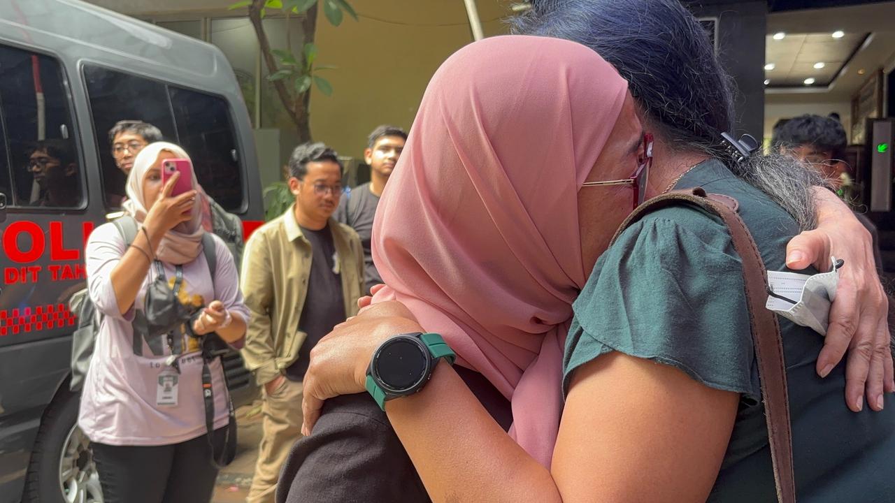 Air Mata Ibu Delpedro Tumpah Polda Metro Jaya: Anak Saya Bukan Maling, Bukan Koruptor