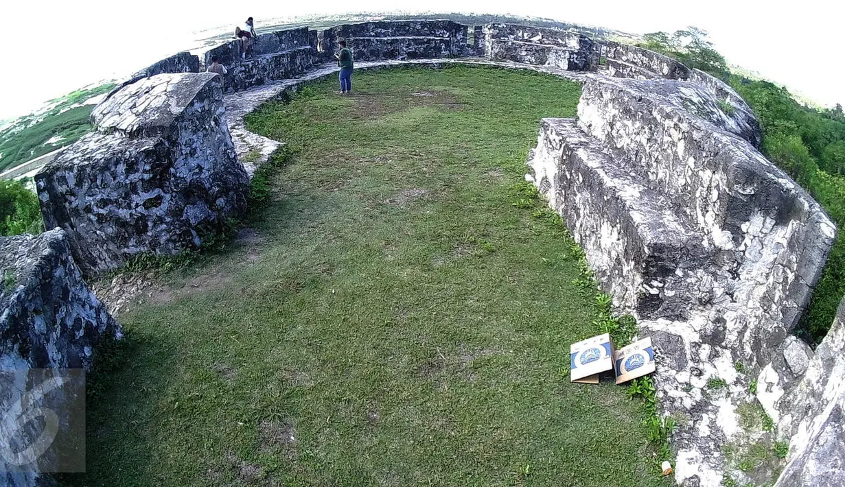 Wisatawan ketika menikmati keindahan Benteng Otanaha di Kota Gorontalo, 5 Juli 2016. Benteng yang dibangun oleh Bangsa Portugis pada tahun 1522 ini seolah menjadi saksi bisu kejayaan Kerajaan Gorontalo. (Liputan6.com/Herman Zakharia)