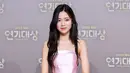 Lee Ga Yeon menghadiri SBS Drama Awards 2023 dengan sebuah dress pink yang cantik. Ia memilih off-the-shoulder dress satin berwarna pink yang manis, dengan detail belt pita di bagian pinggang. [Foto: Instagram/sbsdrama.official]