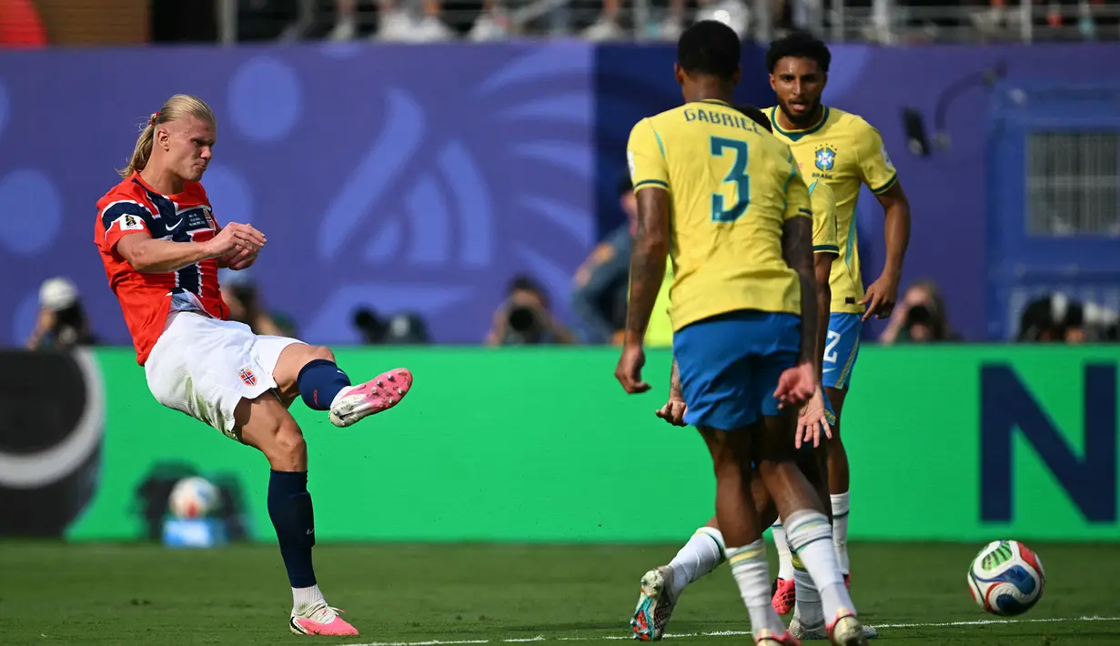 Penyerang Norwegia, Erling Braut Haaland mencetak gol kedua timnya selama pertandingan sepak bola babak 16 besar Piala Dunia 2026 antara Brasil dan Norwegia di Stadion New York/New Jersey di East Rutherford, Minggu, 5 Juli 2026. (AFP/ Mauro Pimentel)