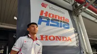 Rider Moto2 asal Indonesia, Mario Aji, berpose di paddock timnya jelang balapan di Pertamina Mandalika International Street Circuit.