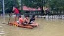Banjir telah melanda Myanmar sejak Juli lalu dan dilaporkan banjir ini sudah menggenangi sembilan negara bagian dan wilayah di Myanmar, termasuk Rakhine, Kachin, Karen, Mon dan Chin. (AP Photo/Thein Zaw)