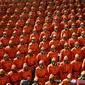 Pasukan Korea Utara yang mengenakan masker gas dan setelan jas merah terang berparade selama perayaan ulang tahun ke-73 negara itu di Pyongyang, Kamis (9/9/2021). Korea Utara dilaporkan menggelar parade militer pada Kamis dini hari. (Korean Central News Agency/Korea News Service via AP)