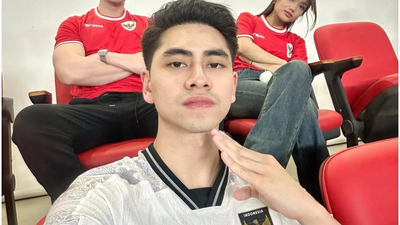 Makin Lengket, Potret Fuji & Verrell Bramasta Kompak Nobar Timnas Indonesia Vs China di GBK
