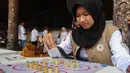 Teras Main Indonesia 2025 menjadi ruang bagi keluarga untuk mengenalkan permainan rakyat yang mulai jarang ditemui kepada anak-anak. Tampak dalam foto, anak-anak mencoba permainan tradisional di acara Teras Main Indonesia 2025 di Taman Mini Indonesia Indah (TMII), Jakarta, Sabtu (15/11/2025). (merdeka.com/Arie Basuki)