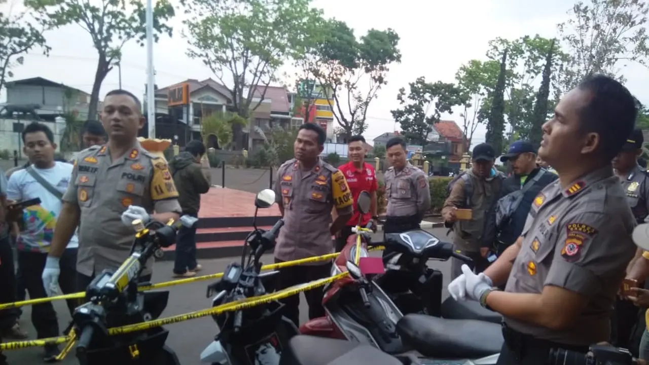 Kapolres Baru AKBP Dede Yudi Ferdiansah, tengah mengecek kendaraan hasil curian yang dijual via medsos Facebook di Garut