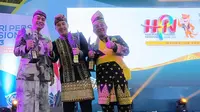 Wali Kota Surabaya, Eri Cahyadi (Kiri) saat menerima penghargaan "Trofi Abyakta" Anugerah Kebudayaan PWI (AK-PWI) Pusat 2023.