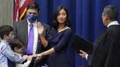 Michelle Wu mengangkat tangannya ketika mengambil sumpah jabatan sebagai Wali Kota Boston, di Balai Kota Boston, Selasa (16/11/2021). Michelle Wu dilantik sebagai perempuan pertama yang menjabat sebagai Wali Kota Boston. (AP Photo/Charles Krupa)
